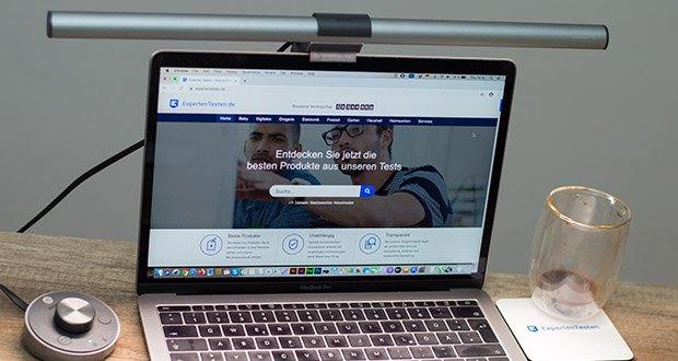 BenQ ScreenBar Plus LED-Monitor-Lampe im Test - eine Ausleuchtung der Tischoberfläche mit bis zu 500 Lux garantiert, dass Sie alle Bildschirminhalte störungsfrei und in der optimalen Helligkeit erkennen können