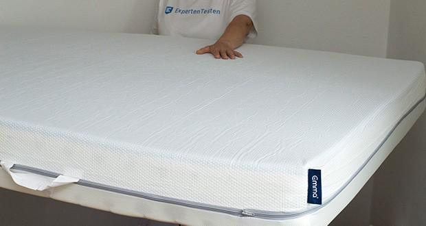 Emma One Matratze 140x200 im Test - die Antislip-Beschichtung auf der Unterseite verhindert ein Verrutschen der Matratze und gibt Dir so guten Halt auf nahezu jedem Untergrund
