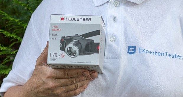 Die H7R.2 von Ledlenser ist eine Stirnleuchte, die per wiederaufladbarem Akku mit Strom versorgt wird