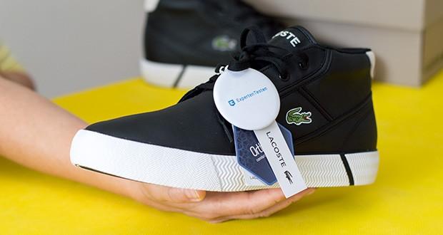 Lacoste Herren-Chukka Boots Gripshot im Test - das aufgestickte grüne Krokodil sitzt stolz am seitlichen Schaft, zwischen den Tennisplatz-inspirierten Linien
