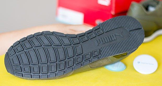 PUMA ST Runner V2 SD Sneaker im Test - ist mit einer moderneren Laufsohle aus durchgehendem Gummi ausgestattet, die für Bodenhaftung und Strapazierfähigkeit sorgt