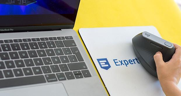 Logitech MX Vertical Bluetooth Maus im Test - der einzigartige senkrechte 57°-Winkel der ergonomischen Maus reduziert den Druck auf das Handgelenk und ermöglicht das bequeme Positionieren des Daumens auf der Daumenauflage