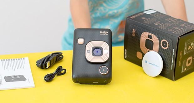 Fujifilm Instax Mini LiPlay Elegant Hybride Sofortbildkamera im Test - Lieferumfang : Kamera; USB-Ladekabel; Trageschlaufe; Bedienungsanleitung