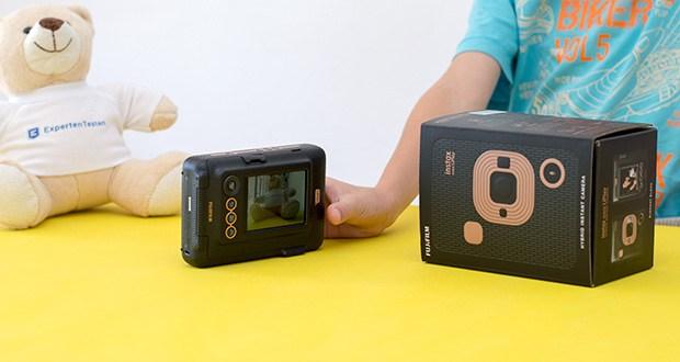 Fujifilm Instax Mini LiPlay Elegant Hybride Sofortbildkamera im Test - mit den Schnellwahl-Tasten an der Seite Ihrer instax mini LiPlay können Sie Ihre liebsten Design Frames zu den Favoriten hinzufügen