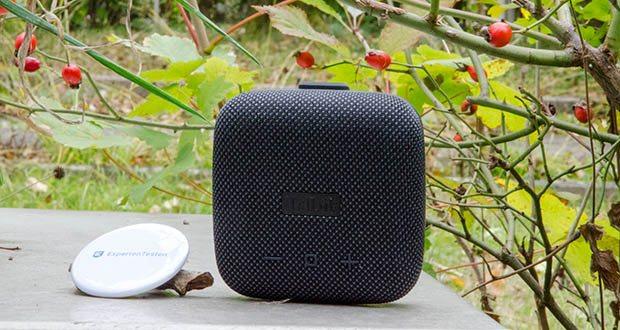 Tribit Stormbox Micro Bluetooth Lautsprecher im Test - ist mit einer Gewebeummantelung ausgestattet, die von Stürzen bis hin zum Eintauchen ins Wasser - sei es klar, seifig oder salzig – alles bewältigt