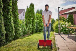 Auf der Verpackung vom Saatgut befindet sich meist eine Angabe zur richtigen Dosierung. Hier erfahren Sie auch, welche Menge Sie für welche Fläche benötigen und ob das Fassungsvolumen Ihres Streuwagens dafür ausreicht.