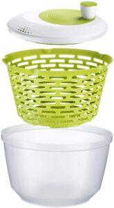 Salatschleuder mit Kurbel, verwendet als Servierschüssel mit Sieb.