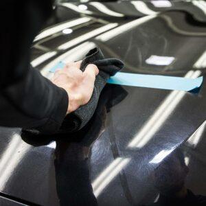 Nach dem Waschen ist die Verwendung von Autowachs der beste Weg, um das Auto zum Leuchten zu bringen.