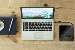 Externes DVD Laufwerk im Test und Vergleich Das externe DVD-Laufwerk kann problem los mit einem USB-Kabel geladen werden.