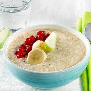 Neben Haferflocken können viele weitere Getreidesorten aufgekocht und zu Mahlzeiten verarbeitet werden. Reisflocken eignen sich insbesondere für Menschen mit einer Glutenunverträglichkeit.
