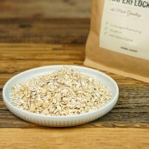 Haferflocken zählen aufgrund der guten Nährwerte zu einem der beliebtesten Getreideprodukte. Sie lassen sich vielseitig verarbeiten und werden besonders gerne zum Frühstück gegessen.