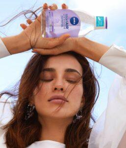 Durch seine wässrige Textur können Mizellenwasser mit einem Wattepad auf der ganzen Haut einfach verteilt werden.