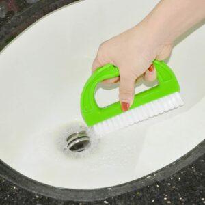 Der manuelle Fugenreiniger ist insbesondere für weiße Badfliesen geeignet