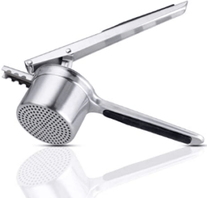 Mit einer Kartoffelpresse kann im Handumdrehen Kartoffelbrei hergestellt werden.