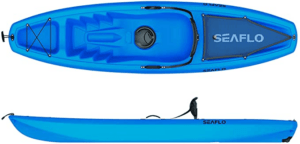 Verschiedene Bauformen von Kajaks am Meer gelagert.