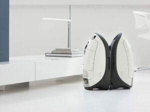 Herkömmliche Staubsauger laufen erst, nachdem sie an Strom gesteckt wurden.