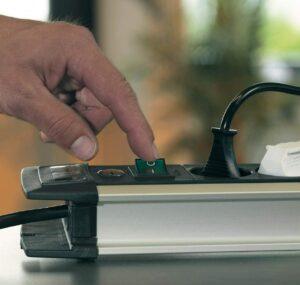 Steckdosenleisten mit USB-Anschluss ermöglichen das schnelle Laden vieler Geräte gleichzeitig.