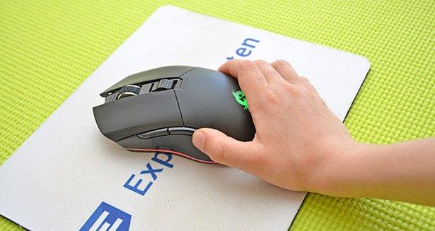 KLIM Blaze kabellose RGB Gaming Maus im Test - die rutschfesten Seiten sorgen fĂĽr volle Kontrolle bei allen Bewegungen