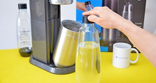 SodaStream Wassersprudler DUO im Test - die SodaStream Flasche schräg halten und nach Wunsch Lieblingssirup langsam eingießen