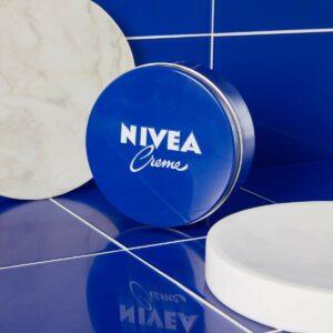 Nivea Creme Test Neben der klassischen Nivea-Hautcreme gibt es auch zahlreiche Produktvariationen, wie Cremes gegen die Vorbeugung von Altersanzeichen oder Pigmentflecken.