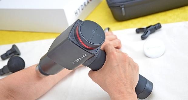Hydragun Massagepistole im Test - legen Sie es für eine Tiefengewebsmassage auf Ihre schmerzenden oder verspannten Muskeln
