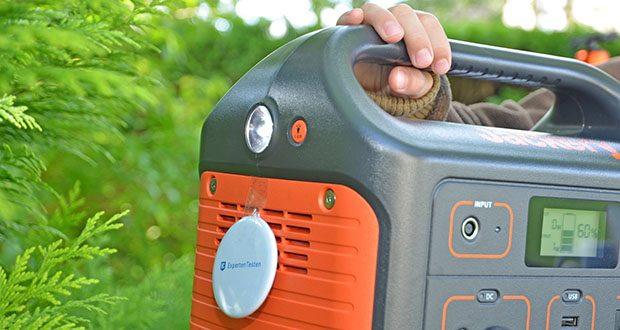Jackery Tragbare Powerstation Explorer 500 im Test - die eingebaute Lampe kann als automatisches SOS-Signal genutzt werden