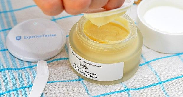 Amiga Cosmetics Regenerierende CBD Gesichtscreme im Test - eine regenerierende Gesichtscreme, die deiner Haut einen strahlenden Teint verleiht und sie mit Energie versorgt