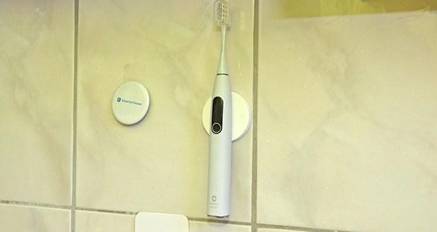 Oclean X Pro Elite Schallzahnbuerste im Test - praktische Befestigung