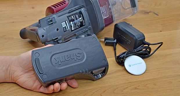 Shark Anti Hair Wrap Akku-Staubsauger IZ251EUT im Test - die herausnehmbaren Lithium-Ionen-Akkus von Shark können im Staubsauger oder außerhalb an jeder beliebigen Steckdose in Ihrem Zuhause aufgeladen werden