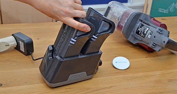 Shark Anti Hair Wrap Akku-Staubsauger IZ251EUT im Test - auf Wunsch können Sie die beiden Akkus gleichzeitig in der Doppelladestation laden, sodass Ihr Staubsauger immer betriebsbereit ist, wenn Sie ihn brauchen (Ladezeit: 3,5 Stunden)