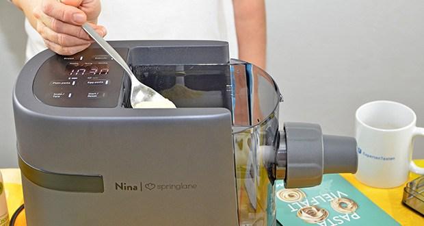 Springlane Automatische Nudelmaschine Nina im Test - mische deine Zutaten selbst zusammen und starte das Auspressen des Teigs dann, wenn es für dich am besten passt