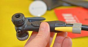 Material einer Fahrradpumpe im Test Material einer Fahrradpumpe im Test und Vergleich