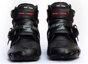Motorradstiefel schĂĽtzt im StraĂźenverkehr Mit Motorradstiefel geschĂĽtzt auf den StraĂźen sein