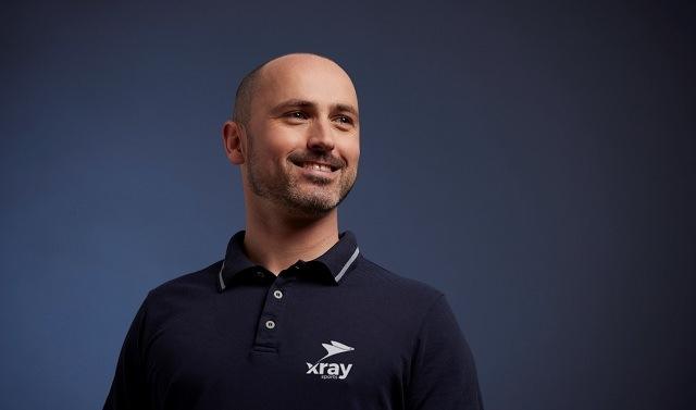 Schwimmtrainer Alexander Steinhart von xray sports Berlin erklärt – die wichtigsten Informationen zum Schwimmenlernen für Kinder