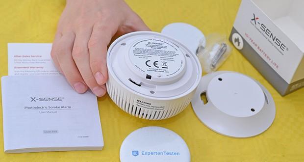 X-Sense XS03 Eigenständiger Rauchmelder im Test - Lieferumfang: 1× Alarm-Einheit, 1× Halterung, 2× Schrauben, 2× Dübel, 1× Bedienungsanleitung