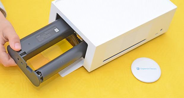 Liene 10X15 WiFi Fotodrucker im Test - die Patronen können durch einfaches Öffnen des Seitenrahmens ausgetauscht werden