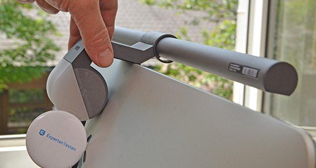 BenQ ScreenBar Halo Monitor Schreibtischlampe im Test - ein speziell entworfener Clip macht die Befestigung an Monitoren einfach und stabil