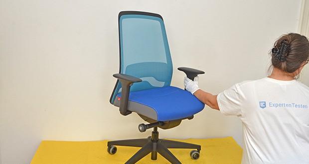 Interstuhl Bürostuhl Every Active im Test - das sportliche Netzdesign garantiert eine hohe Luftdurchlässigkeit im Rücken