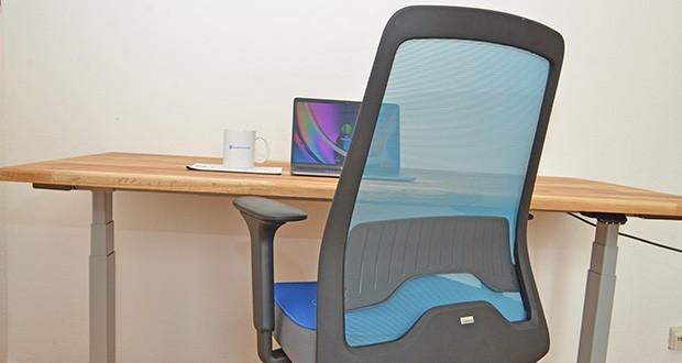 Interstuhl Bürostuhl Every Active im Test - der dynamisch gestaltete Rückenrahmen hält den Netzrücken unter Spannung