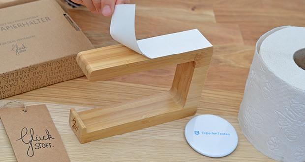 Glückstoff Bambus Klopapierhalter im Test - das selbstklebende Band mit patentierter Klebeformel ist inklusive