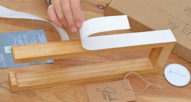 Glückstoff Bambus Küchenrollenhalter im Test - das selbstklebende Band mit patentierter Klebeformel ist inklusive