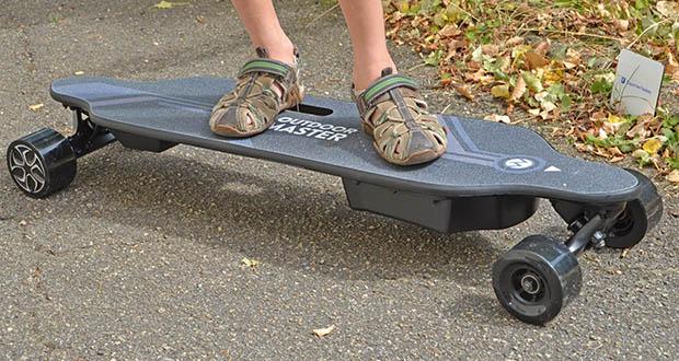 Outdoor Master Booster Elektrisches Skateboard im Test - mit einer Reichweite von 45km ist es das mit Entfernung reichweitenstärkste elektrische Longboard auf dem Markt