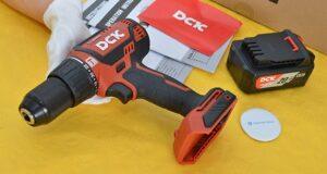 Akku Schlagbohrschrauber ergonomischer Griff DCK 20V Akku Schlagbohrschrauber KDJZ05-13 im Test - ergonomischer Griff
