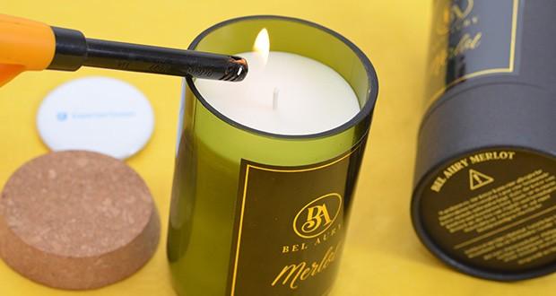 Bel Aury Merlot Weinflaschen Duftkerze im Test - nach dem Anzünden des Dochtes aus Baumwolle, verbreitet sich ein angenehm fruchtiges Aroma gleichmäßig im Raum