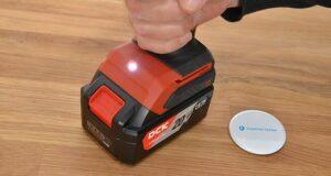 Akku Schlagbohrschrauber Ergonomie DCK 20V Akku Schlagbohrschrauber KDJZ05-13 im Test - eingebaute LED-Arbeitsleuchte