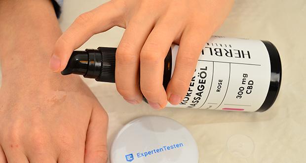 Herbliz Rose CBD Massageöl im Test - die reichhaltige Komposition aus feuchtigkeitsspendendem Süßmandelöl, mildem Aprikosenöl und pflegendem Sesamsamen-Öl versorgt Deine Haut intensiv