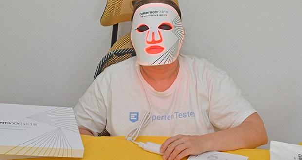 CurrentBody Skin LED Lichttherapie Maske im Test - klinisch erwiesene Kombination mit der CurrentBody Skin Hydrogel-Gesichtsmaske nährt die Haut und versorgt sie mit Feuchtigkeit, während feine Linien und Falten gemildert werden