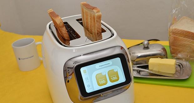 Tineco Toasty One Smart Toaster im Test - der Touchscreen zeigt den Toastfortschritt an und erinnert mit einer angenehmen Melodie daran, wenn der Toast fertig ist