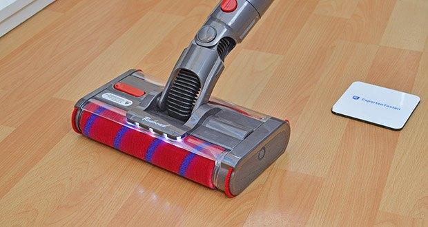 Redroad Lite Akku Staubsauger V17 im Test - LED-Spotlicht am Bürstenkopf lässt Sie jede dunkle Ecke sehen