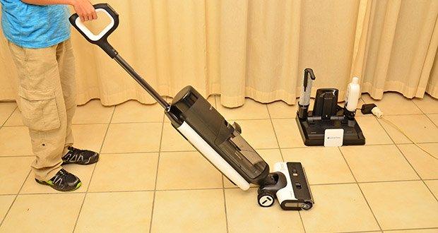 Tineco Floor One S7 Pro kabelloser Nass- und Trockensauger im Test - Ein-Schritt-Reinigung: Das Gerät reinigt und dämpft gleichzeitig, wodurch Reinigungszeit gespart wird